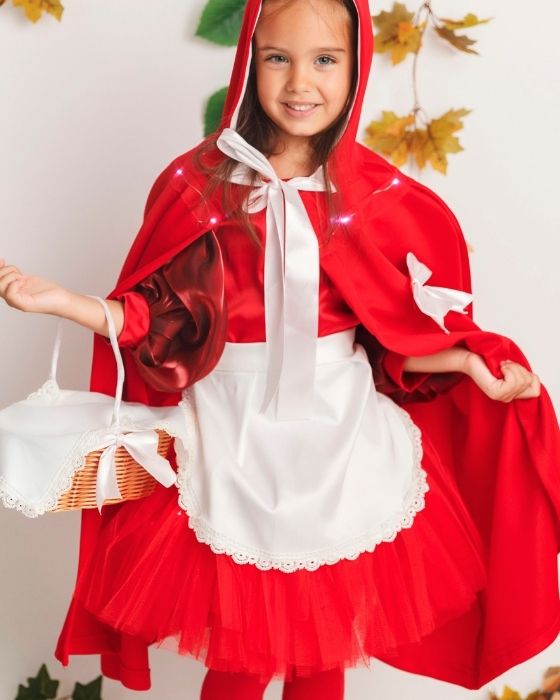 Fustița cu Luminițe, Scufița Roșie