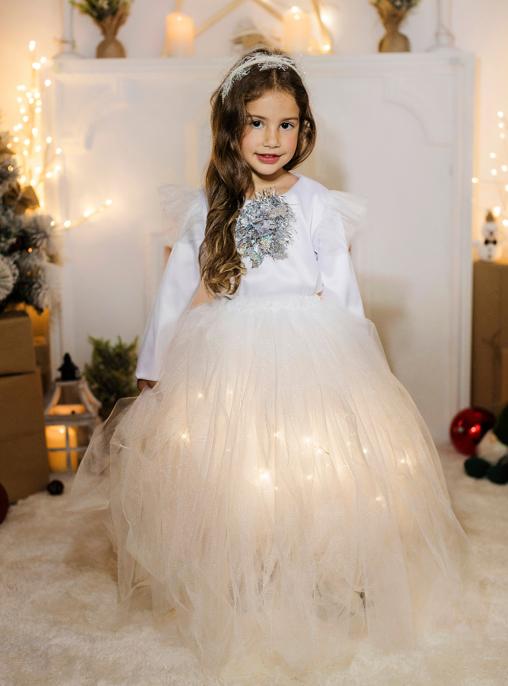 Fustița cu Luminițe, Albă