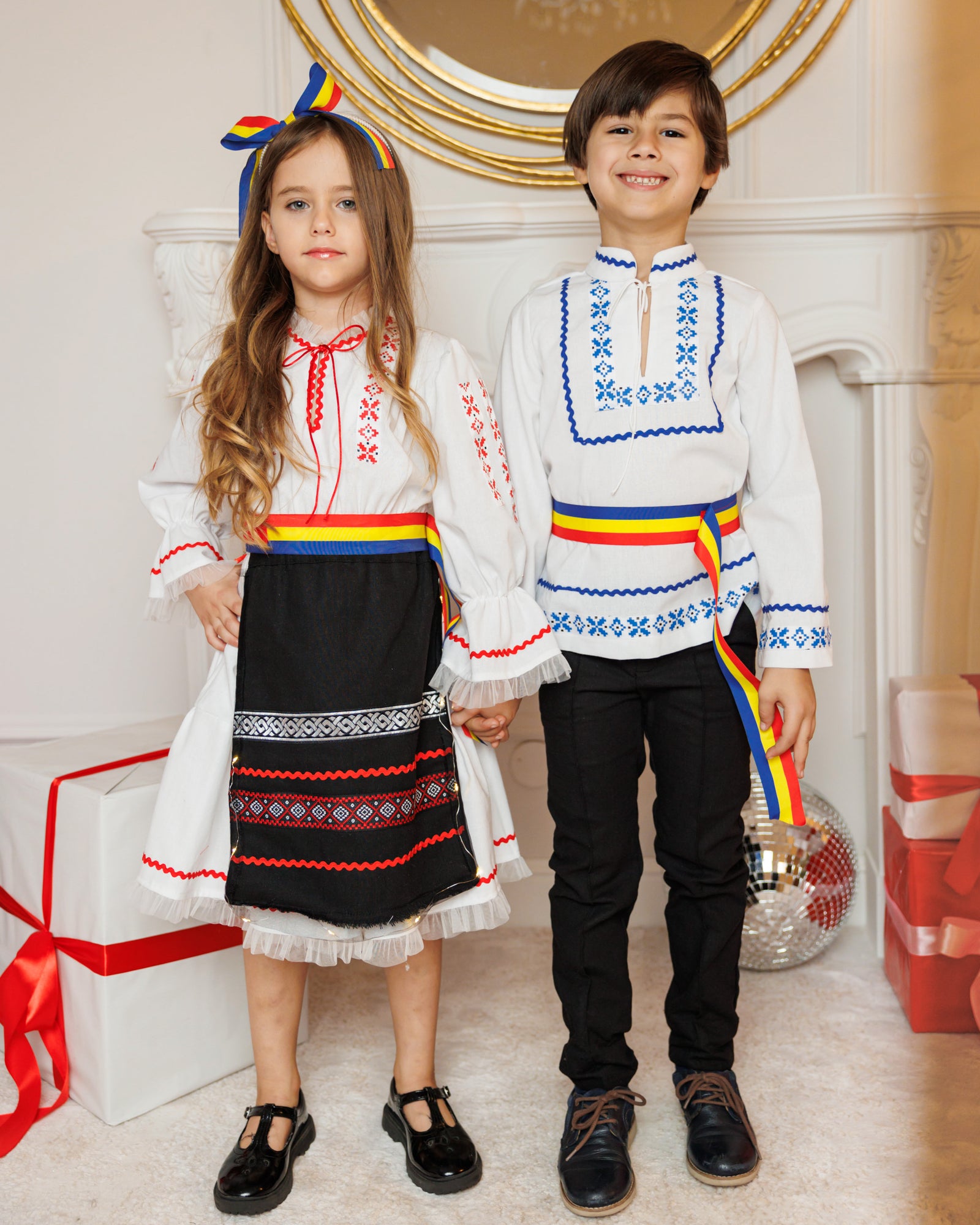 Costum Tradițional cu Luminițe, Superb, de ocazie