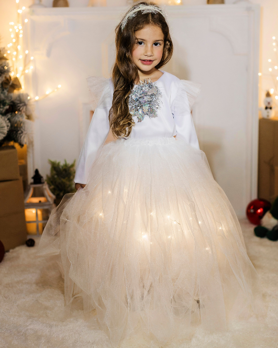 Fustița cu Luminițe, Albă