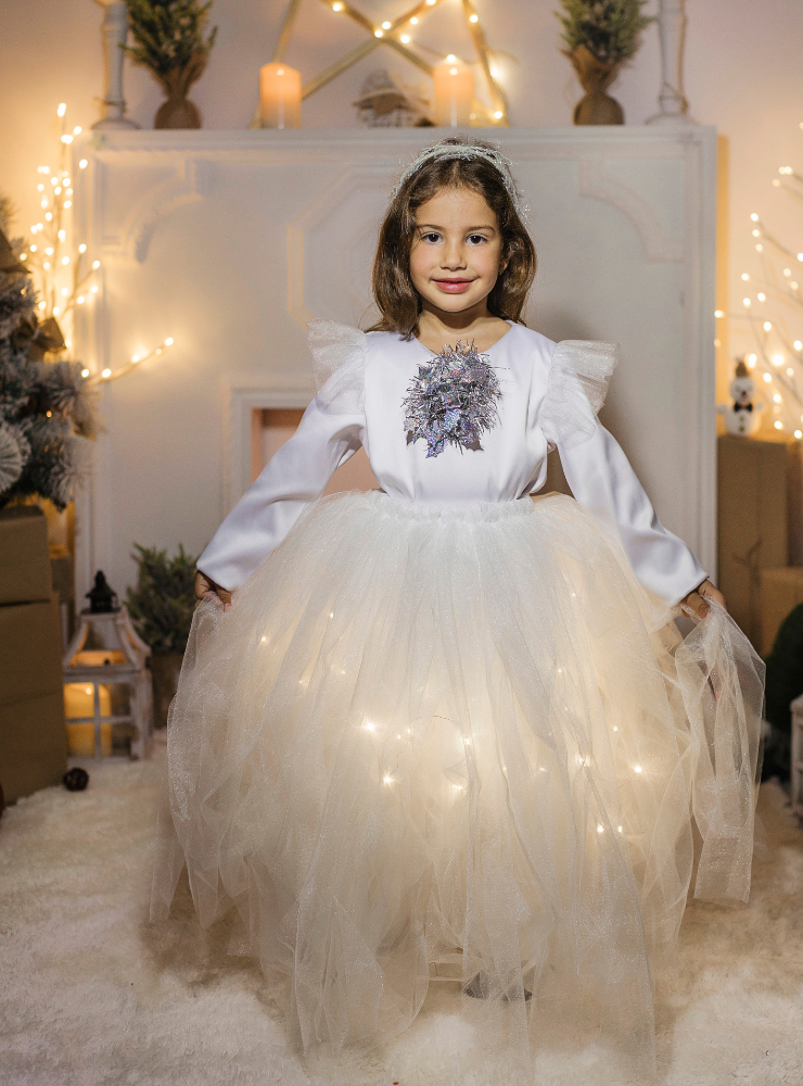 Fustița cu Luminițe, Albă