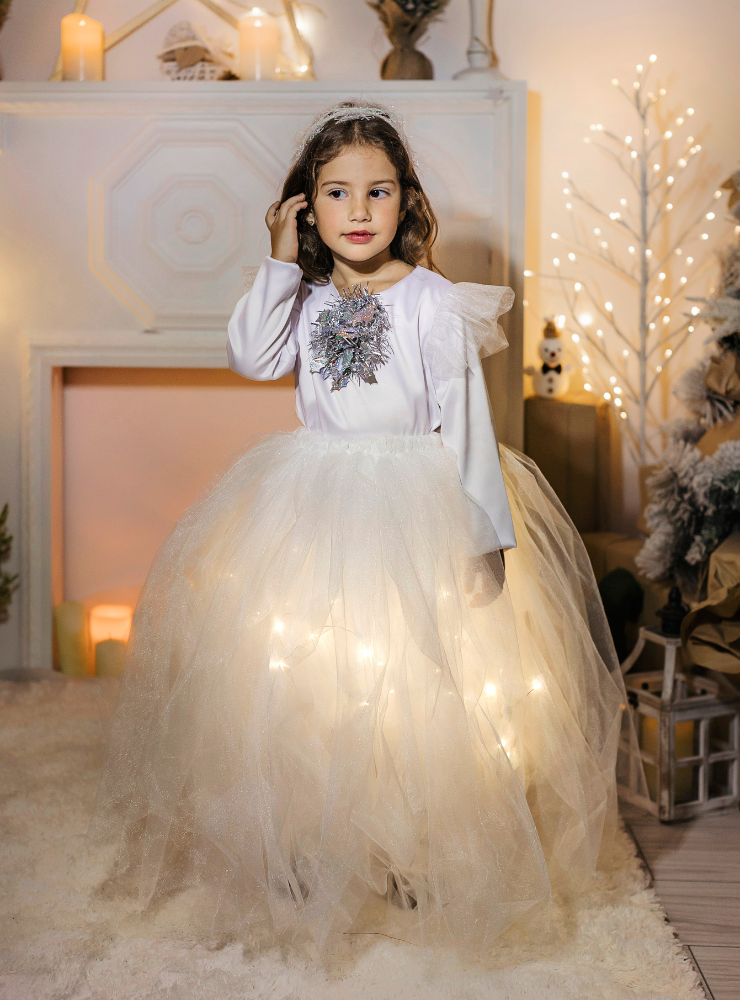 Fustița cu Luminițe, Albă