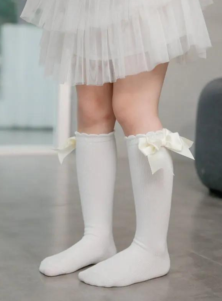 Șosețele cu Fundiță Albe, Școală / Grădiniță