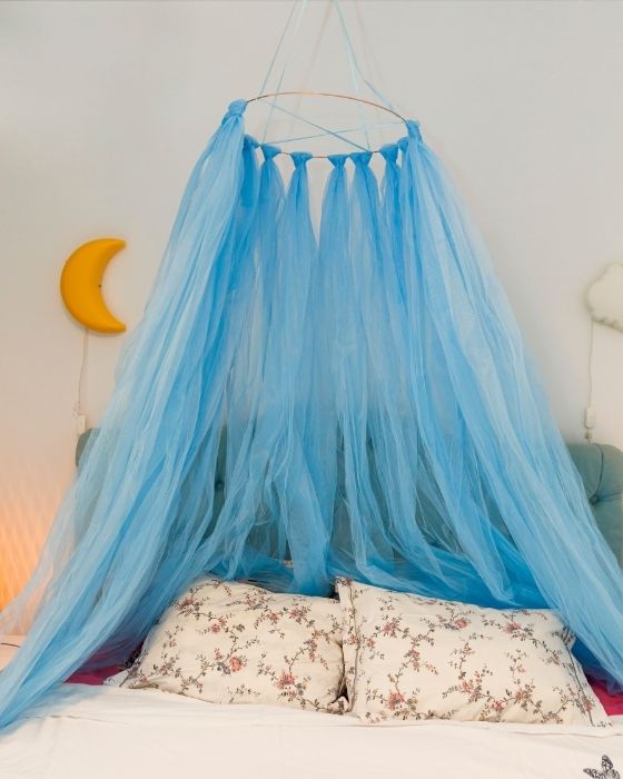 Blue canopy, made of Tulle