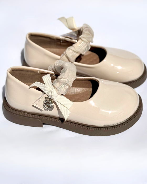 Pantofiori cu baretă și litera A, De Școală