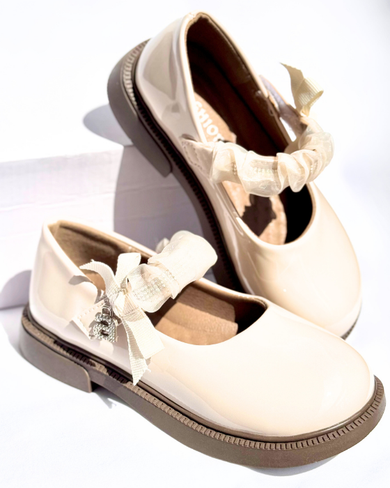 Pantofiori cu baretă și litera A, De Școală