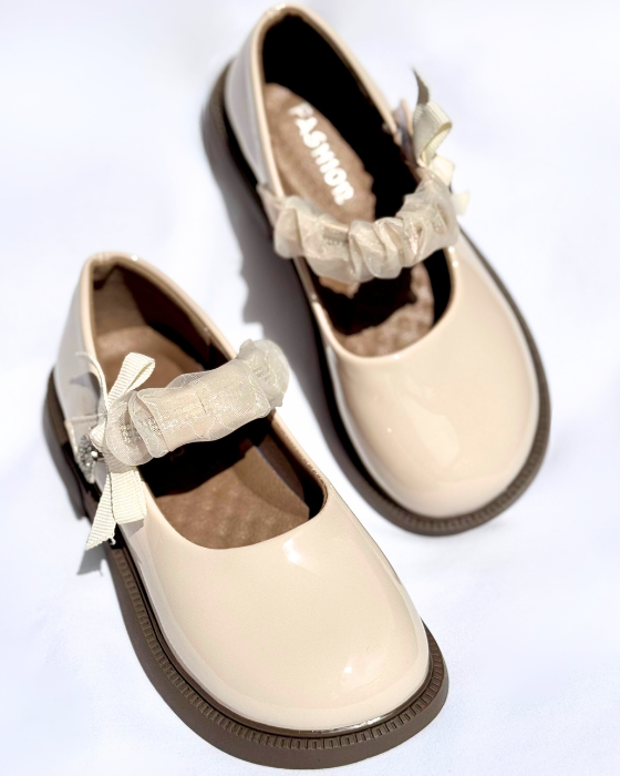 Pantofiori cu baretă și litera A, De Școală