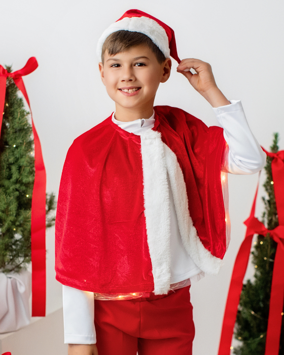 Costum rosu, Mos baiat, pelerina catifea + caciula