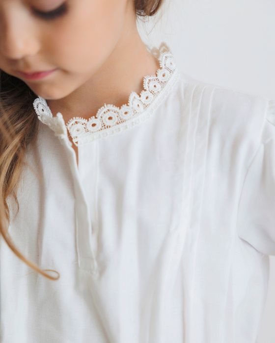 Cămașă Albă, Deosebită, De 1 Decembrie