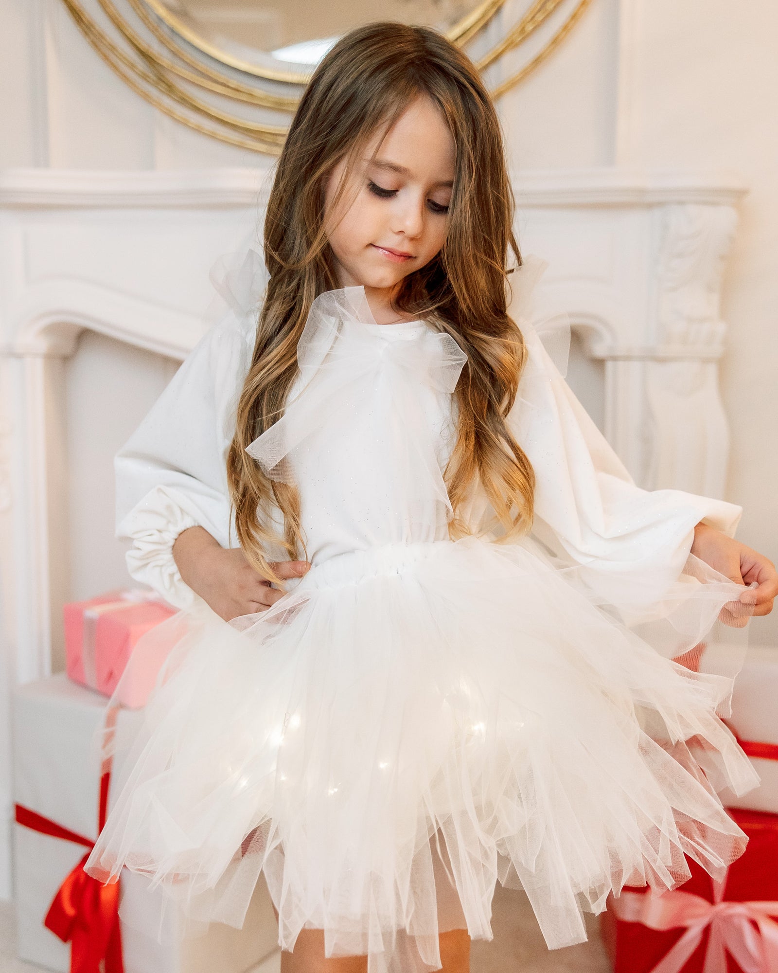 Fustița cu Luminițe, Albă