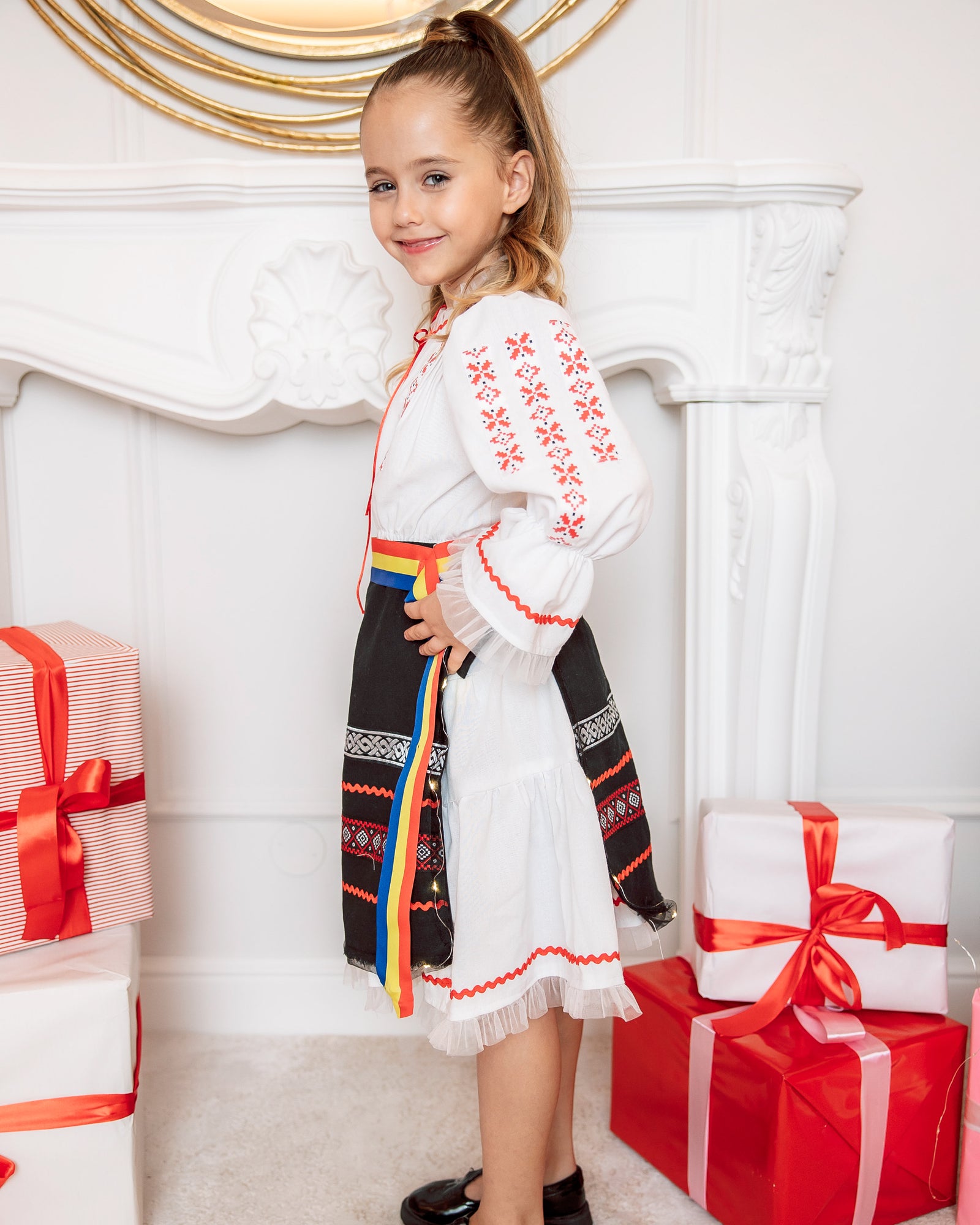 Costum Tradițional cu Luminițe, Superb, de ocazie