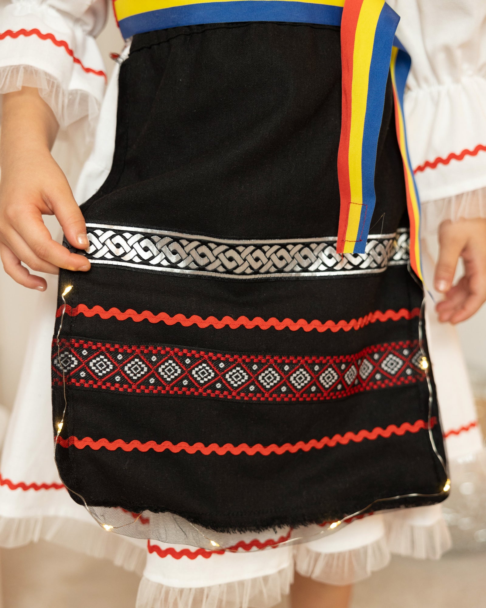 Costum Tradițional cu Luminițe, Superb, de ocazie